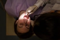 Zahnärztin betreut eine Patientin — Stockfoto