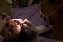 Женщина дантист, ухаживающая за пациентом — стоковое фото