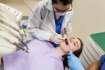 Женщина дантист, ухаживающая за пациентом — стоковое фото