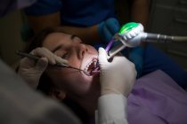 Dentista donna che assiste un paziente — Foto stock