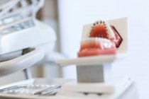 Mandíbula maniquí con frenos en la mesa en el gabinete dental en la clínica de estomatología - foto de stock