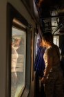 Жіночий солдат дивлячись вікна під час поїздки по сільській місцевості в військову машину — стокове фото