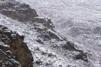 Швидкий потік чистої води тече і бризкає по грубих гірських каменях в сонячний день в Іспанії. — стокове фото