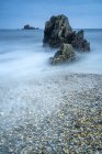 Paesaggio della spiaggia di Playa de Gueirua con rocce il giorno nebbioso alle Asturie, Spagna — Foto stock