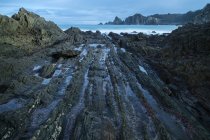 Seascape of Playa de Gueirua beach with rocks on misty day at Asturias, Spain — Stock Photo