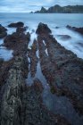 Морський пейзаж Плая-де-Gueirua-Біч з скелями на Туманний день в Астурії, Іспанія — стокове фото