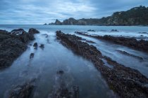 Paisagem marinha da praia de Playa de Gueirua com rochas no dia nebuloso em Astúrias, Espanha — Fotografia de Stock