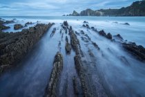 Paysage marin de Playa de Gueirua plage avec des rochers par temps brumeux aux Asturies, Espagne — Photo de stock
