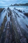 Strand von Playa de Gueirua mit Felsen am nebligen Tag in Asturien, Spanien — Stockfoto