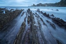 Paysage marin de Playa de Gueirua plage avec des rochers par temps brumeux aux Asturies, Espagne — Photo de stock