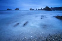 Paisagem marinha de Playa de Gueirua litoral com pedras no dia nebuloso em Astúrias, Espanha — Fotografia de Stock