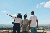 Grupo de amigos haciendo turismo en España y contemplando las vistas panorámicas de la Alhambra en Granada - foto de stock