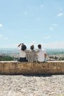 Група друзів займається туризмом в Іспанії і роздумує над панорамними поглядами Альгамбри в Гранаді. — стокове фото