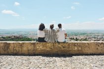 Groupe d'amis faisant du tourisme en Espagne et contemplant les vues panoramiques de l'Alhambra à Grenade — Photo de stock