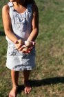 Kleines Mädchen trägt auf Bauernhof einen Eierkorb — Stockfoto