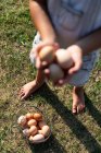 Safra menina carregando uma cesta de ovos na fazenda — Fotografia de Stock