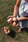 Обрізати маленьку дівчинку з кошиком для яєць на фермі — стокове фото