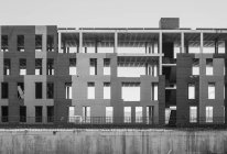 Незавершенная строительная площадка с возведенной бетонной рамой здания — стоковое фото