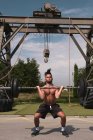 Black guy training with barbell in outdoor gym — Fotografia de Stock