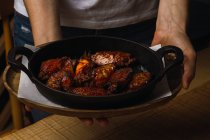 Жареное мясо в черной чугунной кастрюле — стоковое фото
