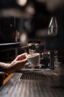 Schnitthände von Menschen Kaffee kochen durch automatische professionelle Ausrüstung in Café — Stockfoto