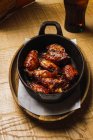 Запечене м'ясо в чорній чавунній сковороді — стокове фото