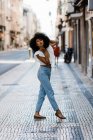Glückliche ethnische Frau im trendigen Outfit blickt an einem Sommertag in die Kamera — Stockfoto