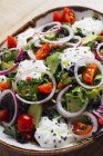 Овочевий салат з цибулевими зеленню і вершковим соусом — стокове фото