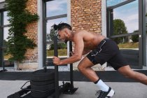 Чорний хлопець тягне ваги у відкритому тренажерному залі — стокове фото