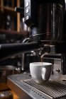 Бариста варит кофе с помощью кофеварки — стоковое фото