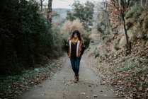 Attraktive Frau in warmer Jacke spaziert im herbstlichen Wald und genießt die Landschaft — Stockfoto