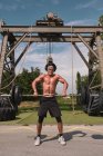 Muscular strong guy with barbell in outdoor gym — Fotografia de Stock