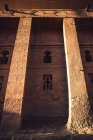Dal basso di bella antica chiesa scavata nella roccia esterna con finestre scolpite e croci in pietra, Etiopia — Foto stock