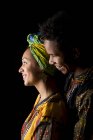 Heureux jeune couple africain attrayant dans des vêtements ethniques lumineux — Photo de stock