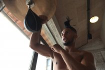 Von unten boxt ein Schwarzer im Fitnessstudio — Stockfoto