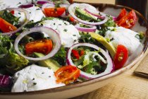 Овочевий салат з цибулею і вершковим соусом, поданий на тарілці — стокове фото