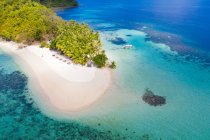Vista aerea di piccola isola tropicale verde tra l'acqua azzurra dell'oceano — Foto stock