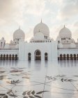 Mosquée blanche avec dômes et minarets sous un ciel bleu vif, Dubaï — Photo de stock