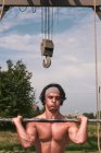 Stark hübsch kerl mit hantel im outdoor fitnessstudio — Stockfoto