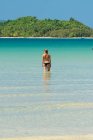 Frau ruht im Wasser an tropischer Küste — Stockfoto