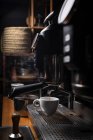 Barista fare il caffè con una macchina per il caffè — Foto stock
