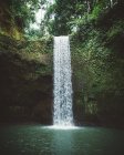 Klares Wasser des Sees mit Wasserfall im Hintergrund, bali — Stockfoto