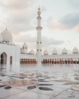 Moschea bianca con cupole e minareti sotto il cielo blu brillante, Dubai — Foto stock