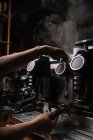 Mãos da colheita do homem que faz o café pelo equipamento profissional automático no café — Fotografia de Stock