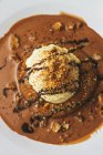 Крупный план вкусного сладкого бургера с шоколадными крошками и орехами — стоковое фото