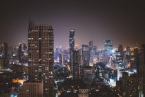 Paysage urbain de bangagara avec des gratte-ciel à combustion vive dans la nuit, thailand — Photo de stock