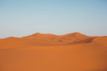 Duna de arena roja del desierto en Marruecos - foto de stock