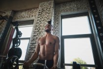 Schwarzer Mann trainiert mit Langhantel im Fitnessstudio — Stockfoto
