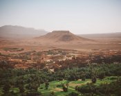 Vue pittoresque du parc verdoyant et de la vieille ville dans le désert du Maroc — Photo de stock