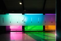 Iconos de avión decorando la pared de vidrio contra la colorida habitación del aeropuerto de Madrid Barajas en España - foto de stock
